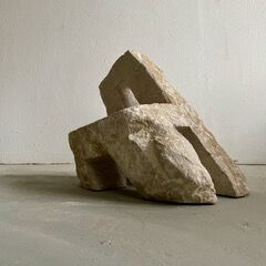 Martina Benz, Stabile Seitenlage, 2022, Thüster Kalkstein, 44x52x28 cm